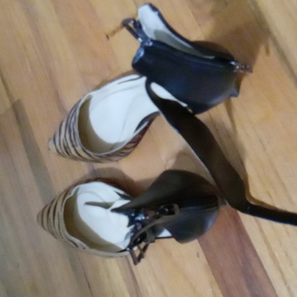 SHOE'S - Picture 2 of 4